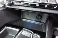 センターコンソールの前端にはスマートフォンの無接点充電器がレイアウトされる。