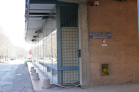 かつてシエナにあったランチア代理店ショールーム跡。盾のマークとともに「部品庫」のプレートが壁に残る。2006年撮影。