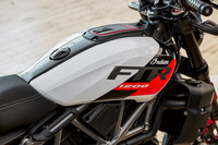 「インディアンFTR」にレーシーな装いの新モデル「FTRスポーツ」が登場の画像