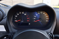 メーターパネルはシンプルな2眼式。エンジン回転計のレッドゾーンは7000rpmから。速度計は300km/h(!)まで刻まれている。