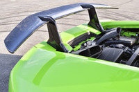 リアエンドにはフォージド・コンポジット製の巨大なウイングが装着されている。その付け根には吸気口が設けられており、中に可動式のフラップが隠されている。