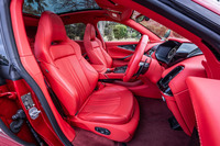 今回試乗した車両のインテリアは「インスパイアスポーツ モノトーン」仕様で、アッパー/ロワートリムとも「スパイシーレッド」の内装色が選択されていた。フロントシートには有償オプションとなるベンチレーション機能が備わっていた。