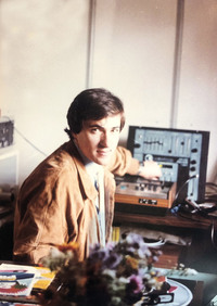 同じく展示写真より。PA係の若者、もしやと思えば……