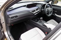 「人を中心として捉え、凝縮された安心感のあるキャビン」を目標にデザインされたインテリア。センターコンソールは、ドライバー側に傾けられている。