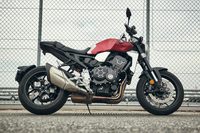 力強さを感じさせる、台形型のプロポーションが目を引くサイドビュー。市街地ではアップライトな姿勢を、ワインディングロードでは前傾姿勢を無理なくとれるライディングポジションが追求されている。