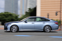 長らく「クラウン」の特徴ともいえた、エンブレム付きの太いCピラーは廃止され、新たに6ライトのサイドウィンドウデザインを採用した。