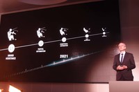 自動運転技術への取り組みについてスピーチするルッツ・ロートハルト氏。BMWは、”レベル3”の自動運転車両を2021年に完成させる計画を立てている。