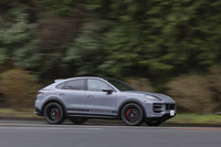 新しいサスペンションによって速度域を問わずにフラットライドになり、ピッチ方向の姿勢変化が抑えられたように感じた。