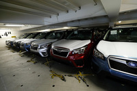 航海中、船が揺れることでボディーが接触しないよう、車両はベルトでしっかりとデッキに固定される。