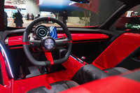 水平基調のシンプルなインストゥルメントパネル。ステアリングホイールの中央に「MAZDA」のロゴが入っている。