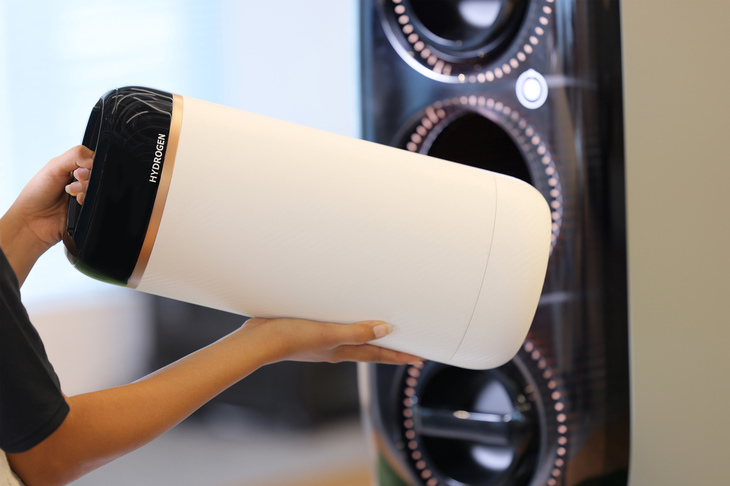 トヨタとウーブン・プラネットが開発したポータブル水素カートリッジのプロトタイプ。