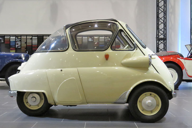 イタリアのイソ社とライセンス契約を締結。同社の「イセッタ」をドイツ国内で生産した。前方に1枚だけのドアを持つ。全長:2280mm、全幅:1410mm。