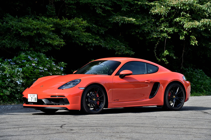 ポルシェ718ケイマンGTS
	ボディーサイズ:全長×全幅×全高=4385×1800×1286mm/ホイールベース:2475mm/車重:1430kg/駆動方式:MR/エンジン:2.5リッター水平対向4 DOHC 16バルブ ターボ/ トランスミッション:7段AT/最高出力:365ps(269kW)/6500rpm/最大トルク:430Nm(43.8kgm)/1900-5000rpm/タイヤ:(前)235/35ZR20 92Y/(後)265/35ZR20 99Y(ミシュラン・パイロットスポーツ4S)/ 燃費:8.2リッター/100km(約12.2km/リッター、NEDC複合モード)/ 価格:1053万2000円