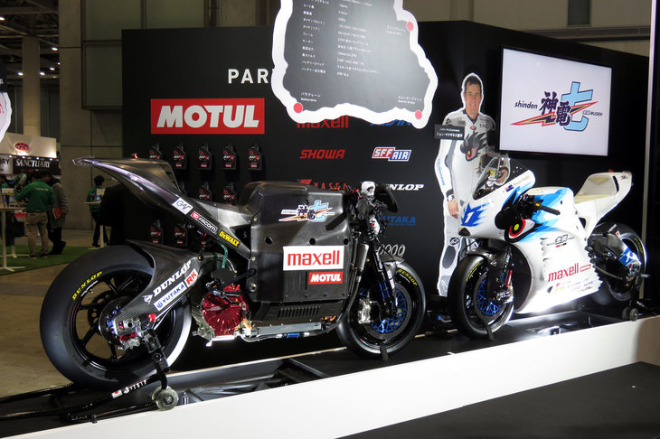 主要なメーカーやインポーターなどの展示以外で、個人的に興味深々(しんしん)だったのがこちら、M-TECがマン島TTレースに投入する電動バイク「神電 七」である。