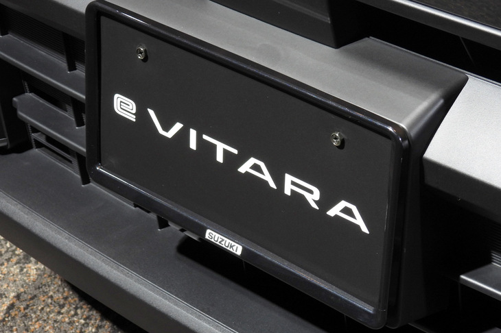 スズキeビターラZ 用品装着車(ナンバープレートリム)