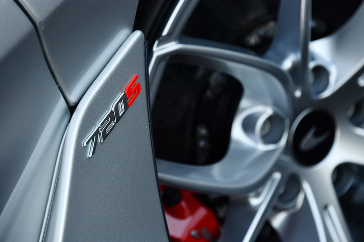 【マクラーレン720Sスパイダー】
	ボディーサイズ:全長×全幅×全高=4543×1930×1196mm/ホイールベース:2670mm/車重:1468kg(DIN)/駆動方式:MR/エンジン:4リッターV8 DOHC 32バルブ ツインターボ/トランスミッション:7段AT/最高出力:720PS(537kW)/7500rpm/最大トルク:770N・m(78.5kgf・m)/5500-6500rpm/タイヤ:(前)245/35ZR19 93Y/(後)305/30ZR20 103Y(ピレリPゼロ コルサ)/燃費:--km/リッター/価格:1358万5000円
	
	【取材時の燃費データ】
	テスト距離:294.4km(市街地1:高速道路7:山岳路2)/使用燃料:53.1リッター(ハイオクガソリン)/参考燃費:5.5km/リッター(満タン法)/5.6km/リッター(車載燃費計計測値)