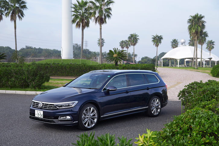 純正ナビの「Discover Proパッケージ」やLEDヘッドランプが標準で採用されるなど、「パサート」シリーズの最上級グレードだけに装備は充実している。