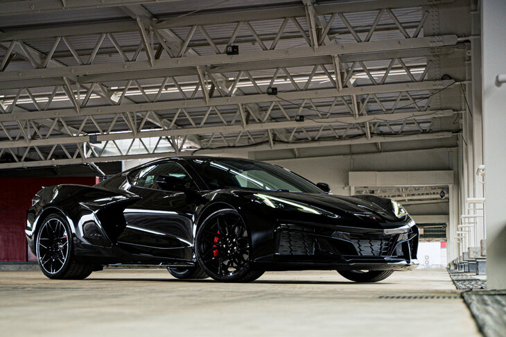 ワイドボディーや専用の空力パーツも相まって、独自のスゴ味を放つ「Z06」。C8のデザインを「スマートすぎる」と敬遠していた人も、これなら納得の迫力だろう。