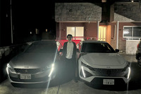 駐車場で愛車のちょいワル特急こと「プジョー508 GT BlueHDi」(写真左)と、「408 GTハイブリッド」(同右)とを並べてみた。どちらもデザインには個性を感じるが、どれに乗っても同じ……にはなってほしくない。パワートレインの多様性維持を祈る。