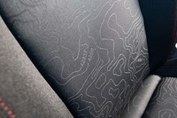 シートのプレミアムファブリックに寄ってみる。数字と等高線のような模様がプリントされているが、どこかの地形図だろうか。