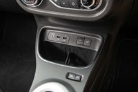 新設されたセンターコンソールの前端。カップホルダー兼スマートフォンポケットのような収納に加えて、2基のUSBソケットが備わる。