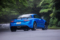 今回、マイナーチェンジした「A110」の特別仕様車として、限定で導入された「A110 Sアセンション」にも試乗。A110シリーズで初となるカーボン製のフロントスプリッター&リアスポイラーや、スプリングレートがフロント:47N/mm 、リア:90N/mmに強化されたサスペンションの採用などが特徴だ。