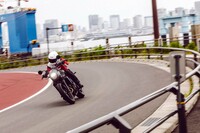 クルーザーを思わせるスタイリングでありながら、終始自然なハンドリングを実現している「エリミネーター」。車重の軽さも相まって、爽快な走りを楽しめる。