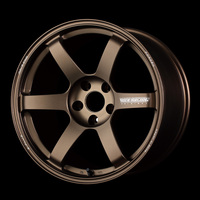 「TE37 SAGA S-plus」(2021年)は、「TE37」の強度基準を一段と高めた“アップデートモデル”。レイズは、国が定める安全基準の約2倍に相当する独自基準「JWL+R Spec 2」を定めているが、TE37 SAGA S-plusには、それをさらに上回る性能が与えられている。