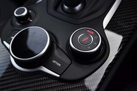 ダイヤル式のドライブモードセレクター。特別なRACEモードには、長押しならぬ長ひねりで移行する。中央のボタンを押し下げることで、サスペンションの設定をややソフトなものへと変化させられる。