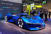 2022年10月のパリモーターショーで世界初公開された「アルペングロー」。アルピーヌは製品のEV化を推し進めており、当時は「なぜ唐突に水素カーを?」と首を傾げたものだが……。