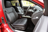 マイナーチェンジを機に、シートの意匠も変更。前席はタキシードをイメージしてデザインされている。