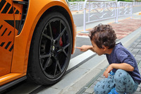 「フジライト」と呼ばれる超軽量19インチホイール。子どもでも特別な装備だと思うのか、しきりに「すごい!」と声をあげていた。