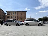 ここからは街で見かけたシトロエンの異世代“トナラー”風景を。初代「C4」(写真左)と2代目「グランドC4ピカソ」。2022年5月にシエナで。