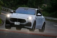 エアサスペンションには減衰力の調整機能も備わるが、どのモードを選択しても乗り心地は硬め。シャシーはかなり“走り寄り”のセッティングといえる。