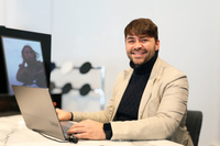 新たにランチアのセールスを担当することになったマルコ・ボネッリ氏。オフタイムはアマチュアギタリストとして過ごす。