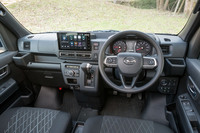 試乗車はオートエアコンやパワードアロックなどを備えた上級グレード「RS」。メーターパネルには速度計だけでなくエンジン回転計やインフォメーションディスプレイ(RSはTFTカラー液晶)も備わる。