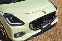 新型「スイフト」のフロントグリル。大きさ控えめのややおちょぼ口なデザインで、C字型のメッキモールも特徴。過去の「スイフト」とは大きく異なる意匠となっている。