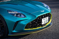 ラジエーターをより効率的に冷やすためにフロントグリルの開口面積を拡大。空気の流入量は50%アップし、排熱のフローも改善された。ヘッドランプデザインも変更され、よりアグレッシブな面持ちになった。