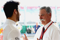 F1の新オーナー、リバティ・メディアからF1のかじ取り役を任せられたチェイス・キャリー会長兼CEO(写真右)。F1を世界規模のスポーツビジネスにまで成長させたバーニー・エクレストンがいなくなった今、この男と、商業面を担当するショーン・ブラッチス、そしてモータースポーツのマネージングディレクターを務めるロス・ブラウンが新しいF1を作りだそうとしている。(Photo=Red Bull Racing)