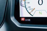 ライディングモードは「ロード」「スポーツ」「レイン」「カスタム」の4種類。モードに応じてドライブトレインやエンジンブレーキ、コーナリングアンチロックブレーキシステム、コーナリングトラクションコントロールシステムの制御が切り替わる。