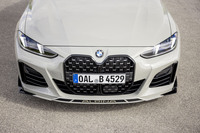 「B4 GTグランクーペ」のフロントフェイス。左右に小さなカナードとスプリッターが備わるロゴ入りのフロントスポイラーが目を引く。新開発されたリアディフューザーとのコンビネーションにより、総合的な空力バランスを高めたという。