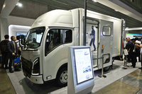 いすゞブースの中央に展示されていた「エルフEVウォークスルーバン」(参考出品)。運転席から荷室に、クルマを降りることなく移動できるのが特徴となっている。
