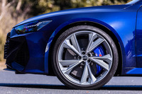 試乗車のホイールはオプションの22インチ「5Vスポーク」で、タイヤは285/30ZR22の「ピレリPゼロ」が組み合わされていた。「セラミックブレーキ+ブルーブレーキキャリパー」も同じくオプションとなるアイテム。