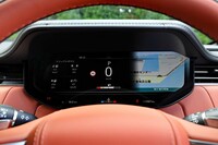 メーターパネルに備わるフル液晶のドライバーインフォメーションディスプレイ。表示パターンは豊富で、全体にナビゲーションの画面を映すこともできる。