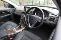 “折戸号”の「V70」のインテリア。各部に施された木目の状態はきれいで、センタースタックを縁取るアルミの装飾にもキズはなし。総じて良好な状態が保たれている。