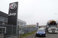 FCAの販売店。固く閉ざされている門の脇で、陸送車が新車を運んできた。これらのクルマが顧客の手に渡るのはいつになるのか。