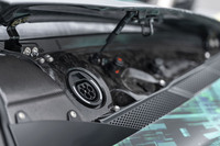 プラグインハイブリッド車の「ヴァルハラ」では、ピュアEVモードにおけるEV走行が可能となる(写真は給電口)。その際は前輪のみで走行し、航続可能距離は14km。同モードでの最高速は140km/hとなっている。