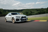 「B4 GT」は「B3 GTリムジン」よりもフロアの剛性が高い「4シリーズ グランクーペ」がベース。その特性を生かし、よりハードなスプリングとダンパー、「B5 GT」譲りとなるアルピナ専用開発のピレリタイヤが組み合わされている。