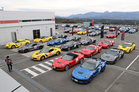 パドックに並べられた参加者の「シボレー・コルベット」。全部足し算したら、どれくらいの排気量になるのやら……。