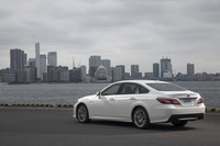 トヨタの高級セダンとして確固たる地位を築いてきたクラウン。1955年の誕生以来、モデルチェンジを繰り返しつつ“革新への挑戦”が続けられている。